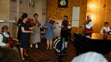 Anamma spelar på orgeln