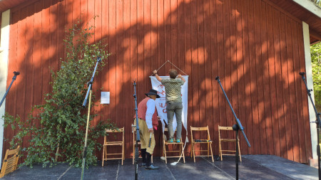 Slagsta Gilles standar hängs på plats