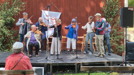 Lästringe låtar spelar